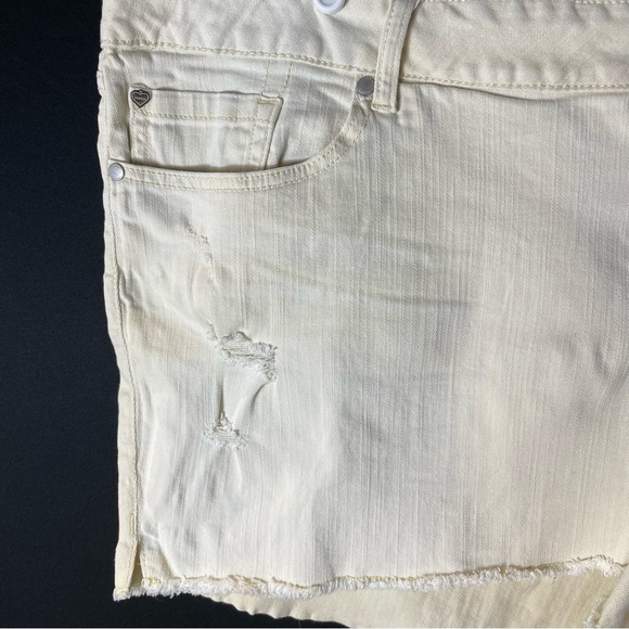 Torrid Cream Distressed Cut Off Raw Hem
Shorts Size 26 - Picture 2 of 11